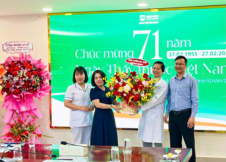 lanh-dao-phuong-quy-nhon-tang-hoa-chuc-mung-tap-the-benh-vien-binh-dinh.jpg
