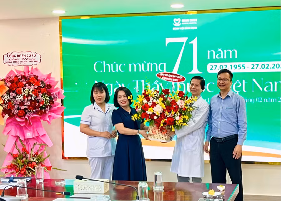lanh-dao-phuong-quy-nhon-tang-hoa-chuc-mung-tap-the-benh-vien-binh-dinh.jpg