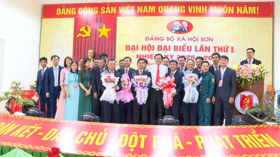 anh-2-ban-chap-hanh-dang-bo-xa-hoi-son-nhiem-ky-2025-2030-ra-mat-tai-dai-hoi.jpg