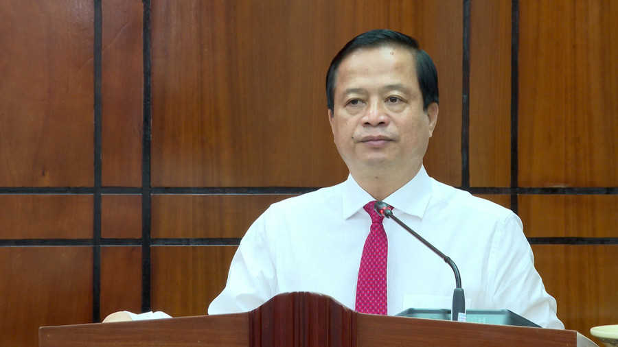 Phó Chủ tịch Thường trực UBND tỉnh Nguyễn Tuấn Thanh dự và chỉ đạo Hội nghị. Ảnh: Nhật Trường