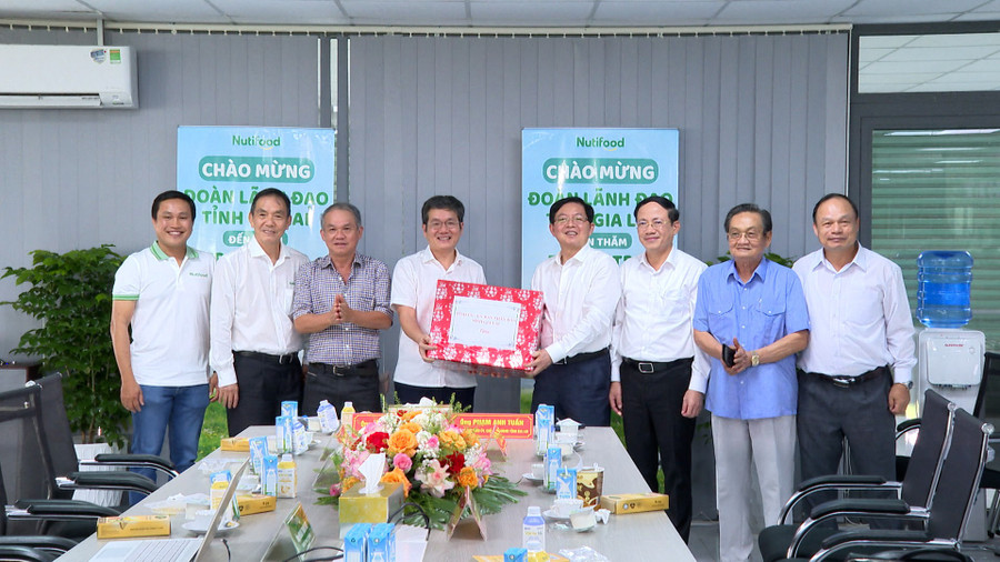 Bí thư Tỉnh ủy Hồ Quốc Dũng tặng quà cho tập thể cán bộ, nhân viên Trang trại Bò sữa NutiMilk của Công ty Cổ phần Thực phẩm Dinh dưỡng Nutifood. Ảnh: Nhật Trường anh-1-bi-thu-tham-trang-trai-bo-sua.jpg