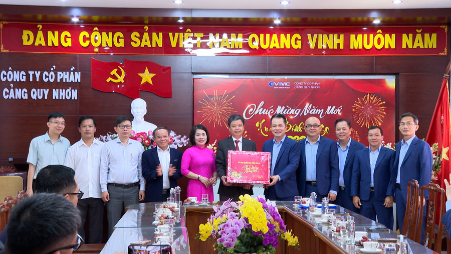 pho-chu-tich-ubnd-tinh-nguyen-huu-que-chuc-tet-tang-qua-cong-ty-co-phan-cang-quy-nhon.jpg