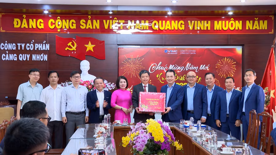 pho-chu-tich-ubnd-tinh-nguyen-huu-que-chuc-tet-tang-qua-cong-ty-co-phan-cang-quy-nhon.jpg
