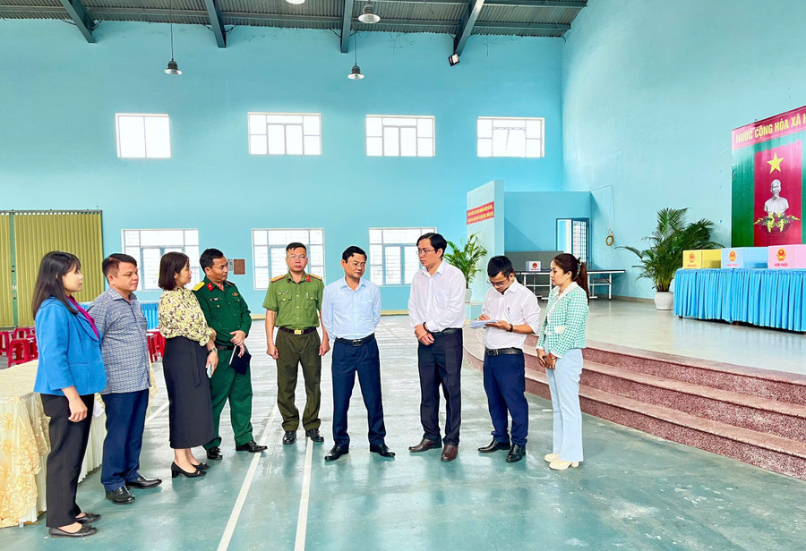 pct-nguyen-tu-cong-hoang-kiem-tra-khu-vuc-bo-phieu-tren-dia-ban-xa-binh-khe.jpg