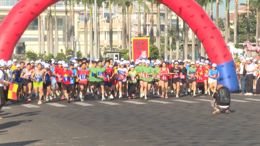 van-dong-vien-tham-gia-giai-chay-viet-da-do-phuong-quy-nhon-phat-dong.png