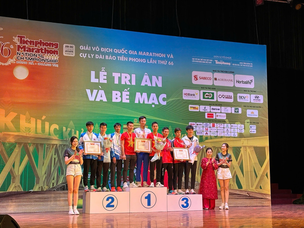 3 VĐV Gia Lai đứng ở bục nhận giải nhì nội dung đồng đội nam tuyển. Ảnh: Thanh Duy 3-vdv-gia-lai-dung-o-buc-nhan-giai-nhi-noi-dung-dong-doi-nam-tuyen-anh-thanh-duy.jpg