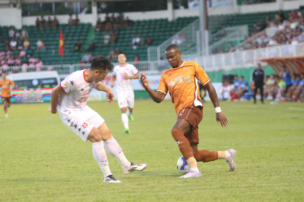 Brandao (phải) ghi bàn thắng duy nhất cho đội bóng phố núi. Ảnh: Văn Ngọc brandao-phai-ghi-ban-thang-duy-nhat-cho-doi-bong-pho-nui-anh-van-ngoc.jpg
