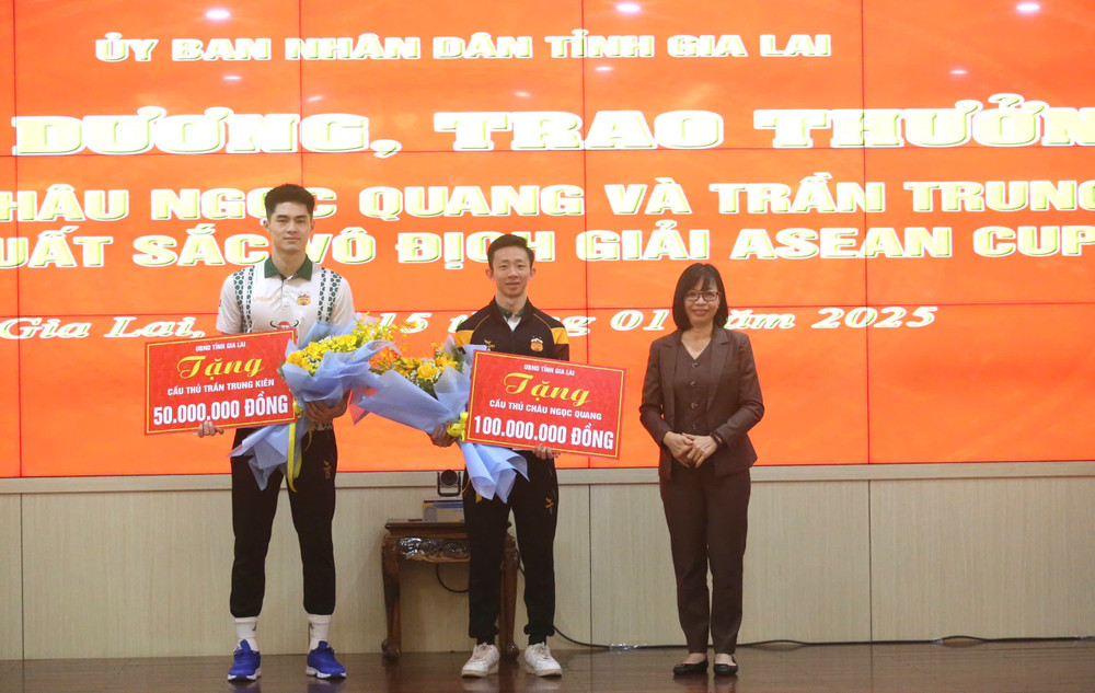 Thủ thành người Gia Lai Trần Trung Kiên (bìa trái) nhận bằng khen của Chủ tịch UBND tỉnh Gia Lai sau chức vô địch AFF Cup 2024. Ảnh: Văn Ngọc thu-thanh-nguoi-gia-lai-bia-trai-duoc-nhan-bang-khen-cua-chu-tich-ubnd-tinh-sau-chuc-vo-dich-aff-cup-2024-anh-van-ngoc.jpg