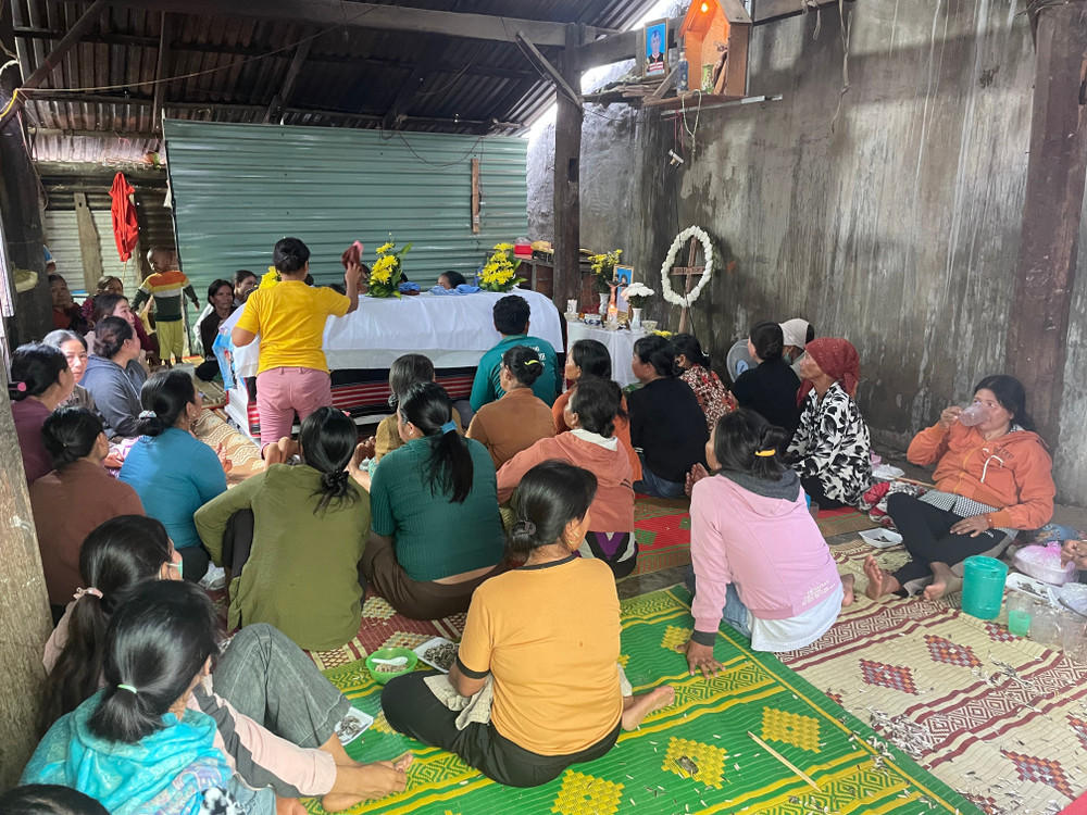 Người thân bàng hoàng trước cái chết đột ngột của chị N. Ảnh: Văn Ngọc nguoi-than-bang-hoang-truoc-cai-chet-dot-ngot-cua-chi-n-anh-van-ngoc.jpg