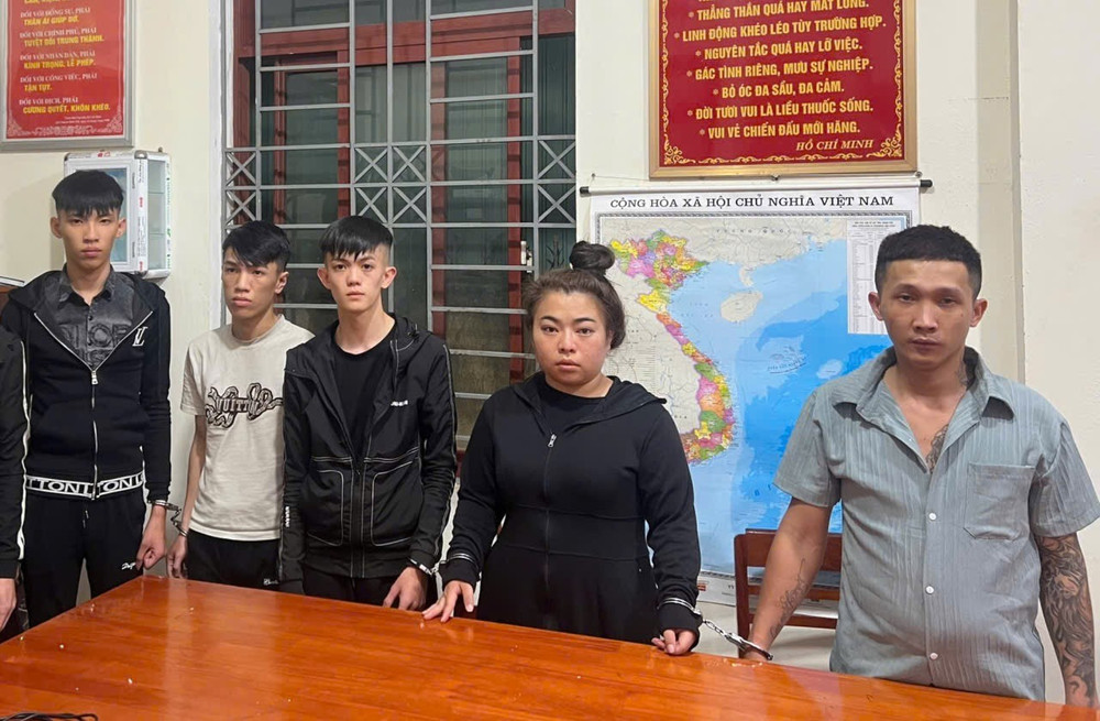 hue-thu-2-tu-phai-qua-cung-dong-bon-da-bi-bat-giu-anh-duy-hai.jpg
