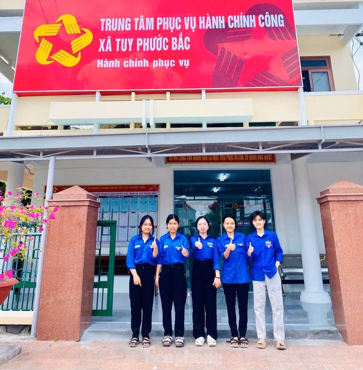 Bà Huỳnh Thị Thanh Nguyệt - Bí thư xã Tuy Phước Bắc (tỉnh Gia Lai) chia sẻ, sự đồng hành của lực lượng ĐVTN trong những ngày đầu đi vào hoạt động của chính quyền xã mới là vô cùng quan trọng. Các bạn không chỉ hỗ trợ kỹ thuật, hướng dẫn người dân kê khai hồ sơ trực tuyến, mà còn lan tỏa tinh thần tích cực, thân thiện và chuyên nghiệp trong cải cách hành chính. Đảng ủy và chính quyền xã rất ghi nhận và đánh giá cao vai trò của thanh niên trong việc đưa chính quyền số đến gần hơn với người dân.