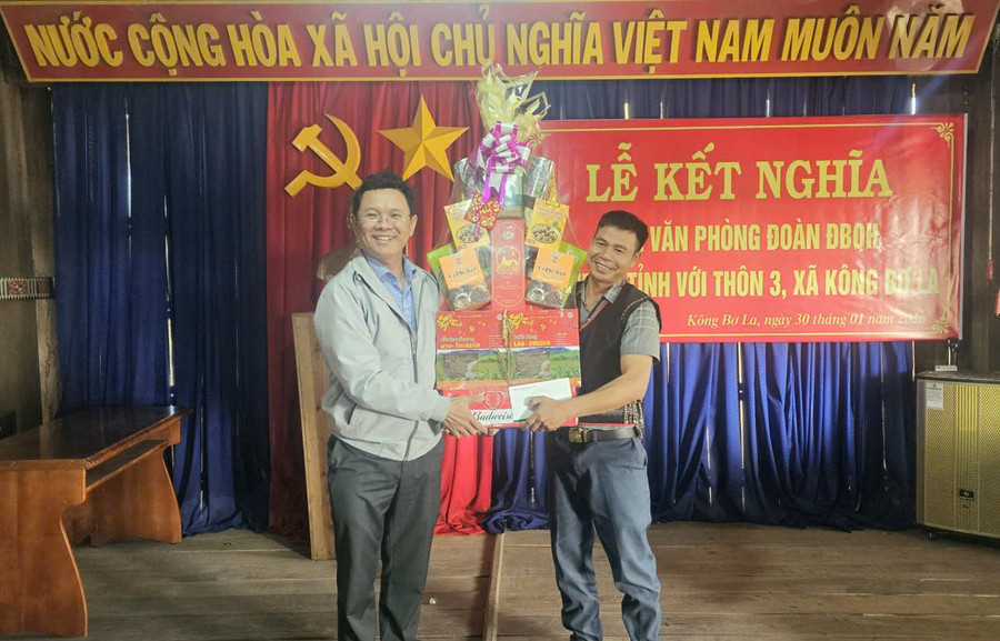 chanh-van-phong-doan-dbqh-va-hdnd-tinh-vu-tien-anh-tang-qua-cho-thon-3-xa-kong-bo-la.jpg