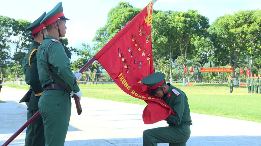 Binh nhì Trương Đức Phước tuyên thệ dưới Quân kỳ Quyết thắng. Ảnh: Phi Long 7.jpg