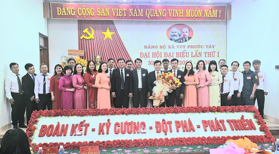 Ban Chấp hành Đảng bộ xã Tuy Phước Tây nhiệm kỳ 2025-2030 ra mắt nhận nhiệm vụ. Ảnh: Đức Hải 21-9.jpg