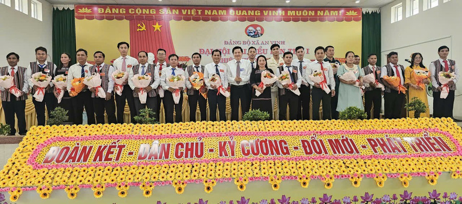 Ban Chấp hành Đảng bộ xã An Vinh khóa I ra mắt nhận nhiệm vụ. Ảnh: Đức Hải 22-5.jpg