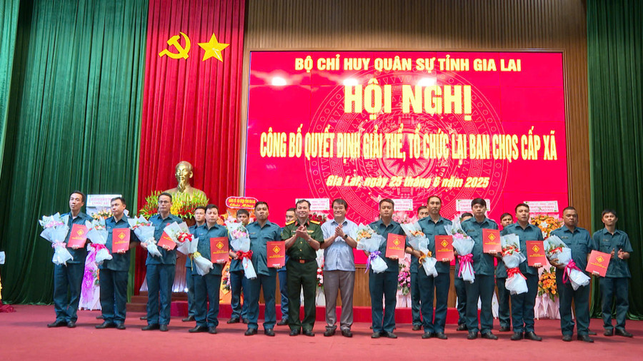 Đại tá Nguyễn Thế Vinh trao quyết định và các đại biểu tặng hoa chúc mừng Ban Chỉ huy Quân sự cấp xã (mới). Ảnh: R'Piên z6740035017404-52670d37f9f0c8fc28a430cae4791a37.jpg
