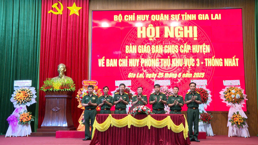 Ban Chỉ huy Phòng thủ khu vực 3-Thống Nhất nhận bàn giao từ Ban Chỉ huy Quân sự các huyện: Ia Grai, Chư Păh, Đak Đoa và TP.Pleiku. Ảnh: R'Piên z6740034816309-e762156b95a2636cf332f11e048533ac.jpg