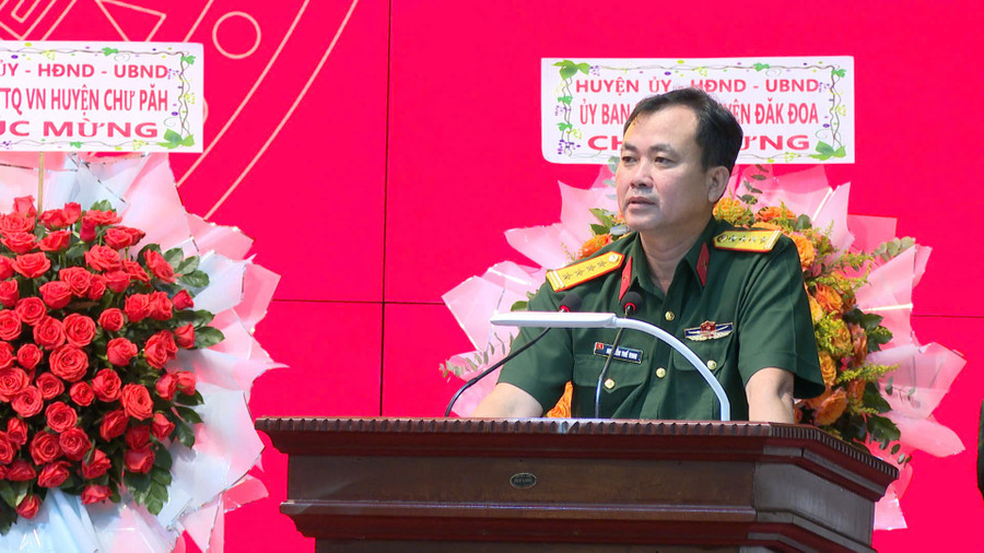 Đại tá Nguyễn Thế Vinh-Chỉ huy trưởng Bộ Chỉ huy Quân sự tỉnh Gia Lai (mới) phát biểu tại hội nghị. Ảnh: R'Piên z6740034652882-3a8af7dcacd8e558586181c8b83ea7e4.jpg
