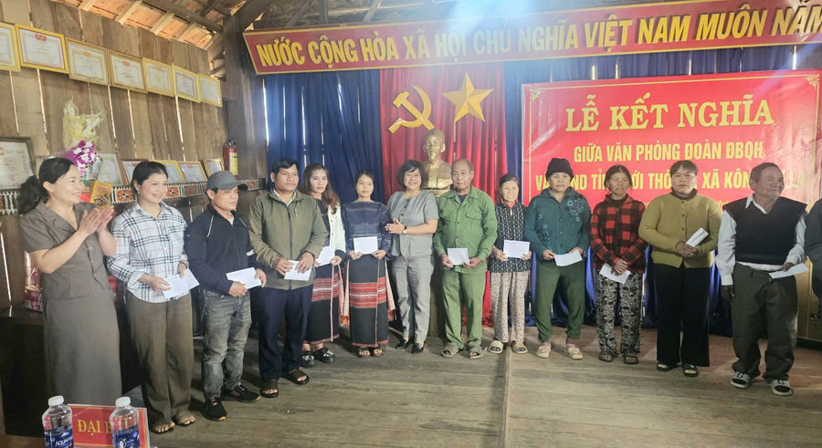 van-phong-doan-dbqh-va-hdnd-tinh-va-cac-don-vi-doanh-nghiep-tang-qua-cho-cac-gia-dinh-chinh-sach-nguoi-co-cong-ho-ngheo-can-ngheo-o-3-thon-lang.jpg