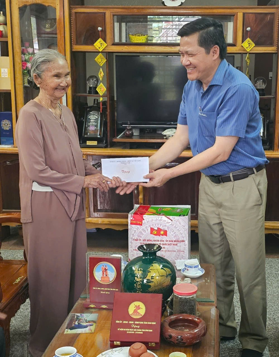 Phó Chủ tịch Thường trực HĐND tỉnh Trương Văn Đạt bà Phan Thị Định (Thương binh, ở xã Vân Canh). Ảnh: Đức Hải pho-chu-tich-thuong-truc-hdnd-tinh-truong-van-dat-ba-phan-thi-dinh-thuong-binh-o-xa-van-canh.jpg