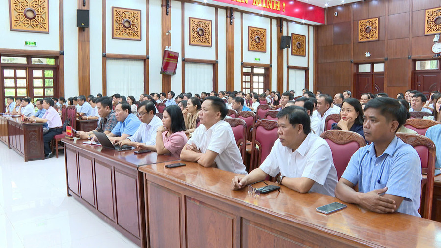 Các đại biểu dự hội nghị. Ảnh: R'Piên z6724892677096-c5d210d19929dc609cf68c376cec5874.jpg