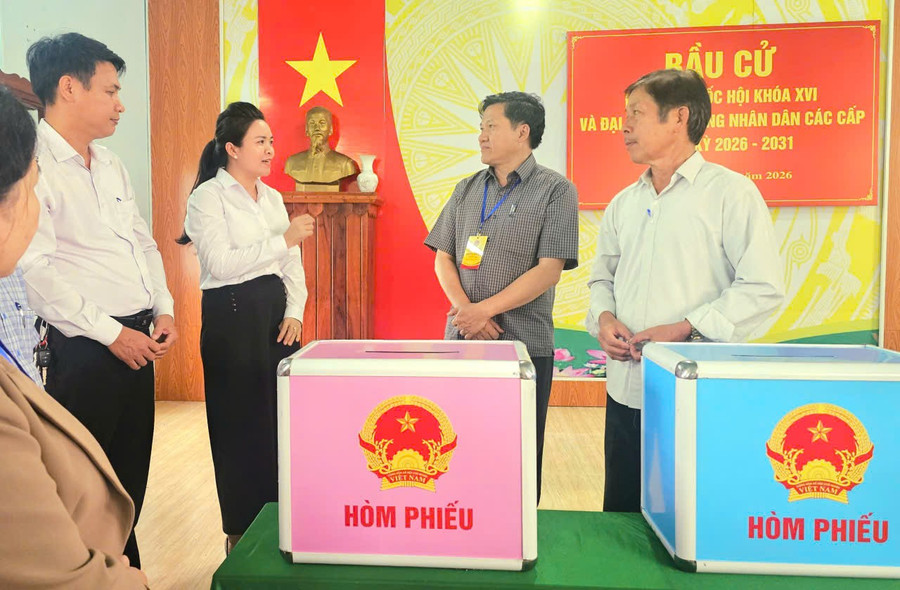 pho-chu-tich-thuong-truc-hdnd-tinh-truong-van-dat-thu-2-ben-phai-qua-kiem-tra-cong-tac-bau-cu-o-xa-an-tuong.jpg