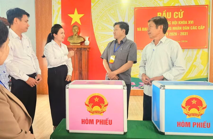 pho-chu-tich-thuong-truc-hdnd-tinh-truong-van-dat-thu-2-ben-phai-qua-kiem-tra-cong-tac-bau-cu-o-xa-an-tuong.jpg