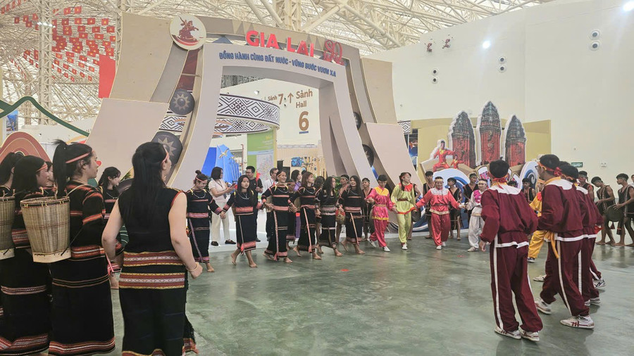 Đoàn nghệ nhân tỉnh Gia Lai biểu diễn cồng chiêng phục vụ du khách. Ảnh: Đức Hải 13.jpg