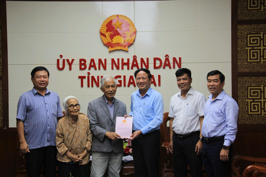 Chủ tịch UBND tỉnh Phạm Anh Tuấn (thứ ba từ phải sang) trao Giấy chứng nhận quyền sử dụng đất cho ICISE. Ảnh: Đức Hải chu-tich-ubnd-tinh-pham-anh-tuan-trao-giay-chung-nhan-quyen-su-dung-dat-cho-trung-tam-icise.jpg