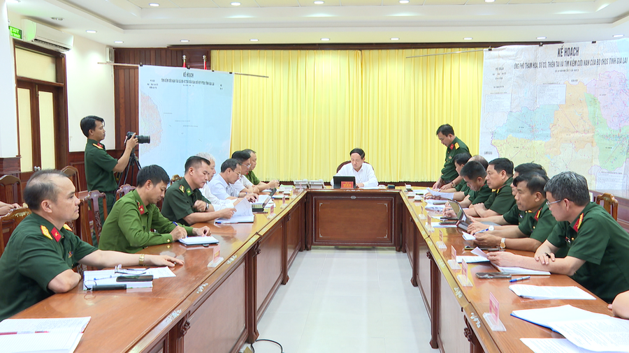 Đại tá Nguyễn Thế Vinh-Chỉ huy trưởng Bộ Chỉ huy Quân sự tỉnh báo cáo công tác tìm kiếm, cứu nạn. Ảnh: Bình Dương dai-ta-nguyen-the-vinh-chi-huy-truong-bo-chi-huy-quan-su-tinh-bao-cao-cong-tac-tim-kiem-cuu-nan.png