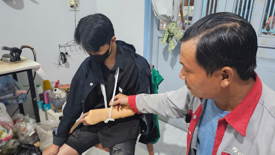 Em N.Đ.Đ.P. bị gãy tay trái và ông Nguyễn Ngọc Duy (bố em N.Đ.Đ.P.). Ảnh: Đức Hải 6-7.jpg