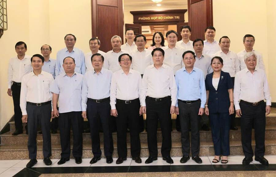 Chủ tịch nước Lương Cường chụp ảnh cùng tập thể Ban Thường vụ Tỉnh ủy Gia Lai. Ảnh: Trung Nghĩa z6942926281425-59e663cb62a097f2a8f1547d403706b4.jpg