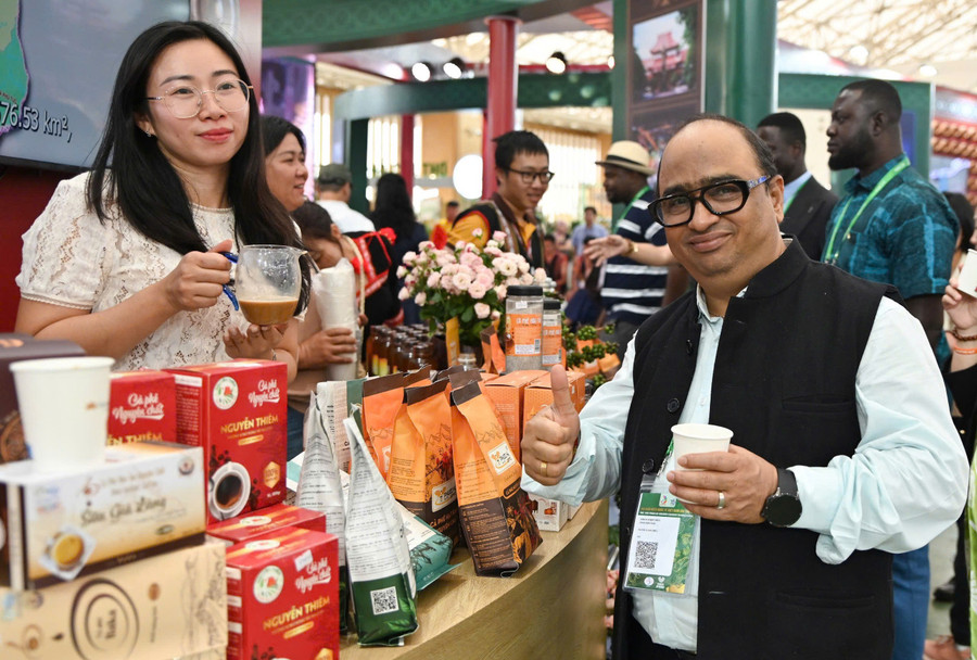 Các doanh nghiệp nước ngoài tham quan, tìm hiểu sản phẩm nông sản của Gia Lai. Ảnh: Phi Long anh-3.jpg