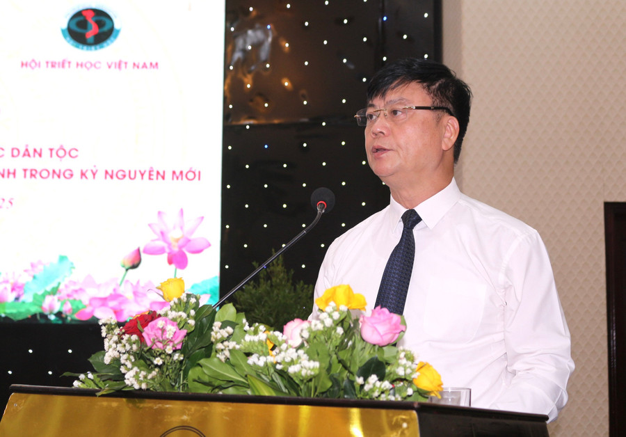GS. TS.Phạm Văn Đức-Phó Chủ tịch Thường trực Hội Triết học Việt Nam báo cáo đề dẫn hội thảo. Ảnh: Đức Hải 3.jpg