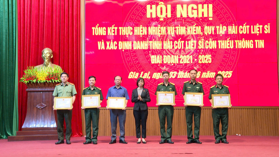 Phó Chủ tịch UBND tỉnh Gia Lai Nguyễn Thị Thanh Lịch trao tặng bằng khen của Chủ tịch UBND tỉnh Gia Lai cho 6 tập thể có thành tích xuất sắc trong thực hiện nhiệm vụ tìm kiếm, quy tập và xác định danh tính hài cốt liệt sĩ còn thiếu thông tin giai đoạn 2021-2025. Ảnh: R'Piên 6-5.jpg