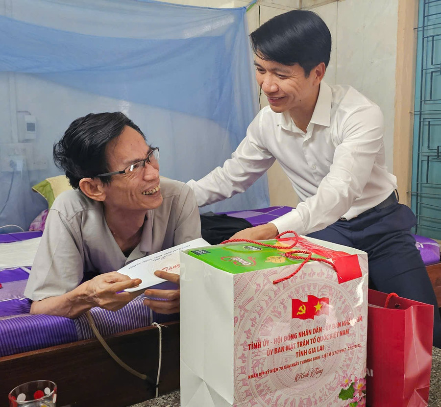 Chủ tịch Ủy ban MTTQ Việt Nam tỉnh Nguyễn Ngọc Lương tặng quà cho thương binh Hoàng Xuân Hảo (phường An Nhơn Nam). Ảnh: Đức Hải 22-1.jpg