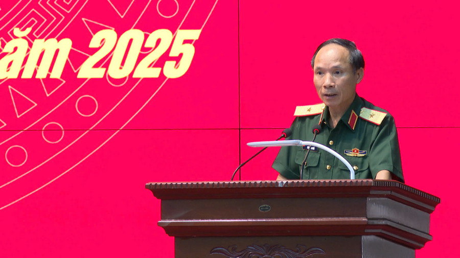 Thiếu tướng Đoàn Văn Nhất-Phó Chủ nhiệm Chính trị Quân khu 5 phát biểu tại hội nghị. Ảnh: R'Piên 6-4.jpg