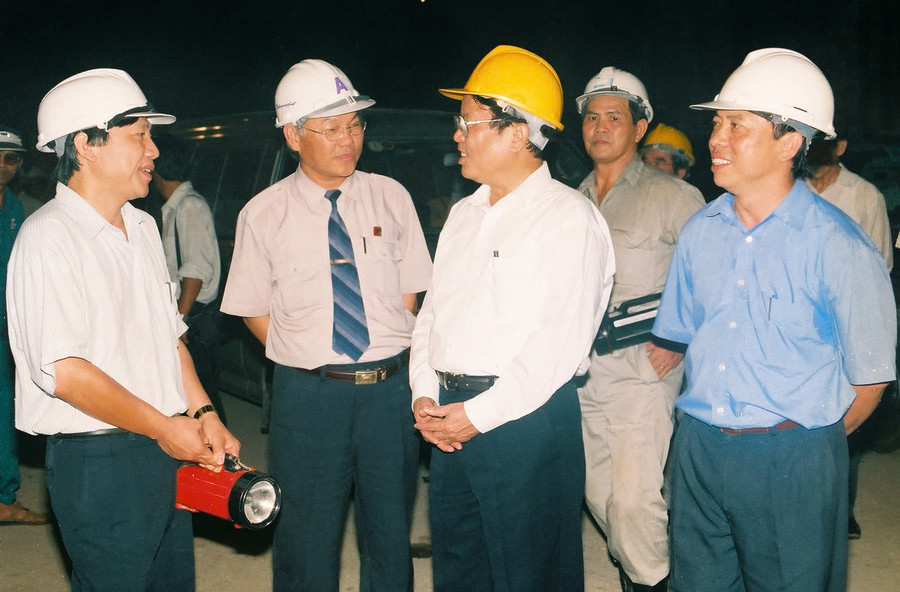 Chủ tịch nước Trần Đức Lương thăm, kiểm tra dự án Thủy điện Ia Ly năm 1999. Ông Huỳnh Nở đứng thứ 2 từ trái sang dong-chi-chu-tich-nuoc-tran-duc-luong-tham-kiem-tra-du-an-thuy-dien-ia-ly-nam-1999.jpg