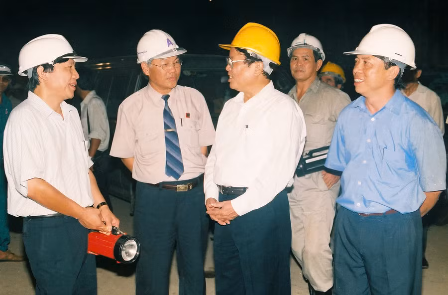 dong-chi-chu-tich-nuoc-tran-duc-luong-tham-kiem-tra-du-an-thuy-dien-ia-ly-nam-1999.jpg