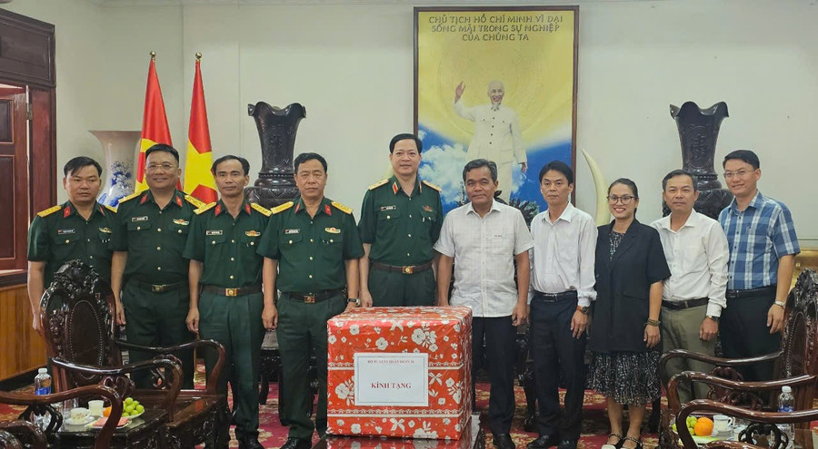 Bí thư Tỉnh ủy Hồ Văn Niên và Trung tướng Đào Tuấn Anh-Tư lệnh Quân đoàn 34 chụp ảnh lưu niệm. Ảnh: R'Piên hinh1.jpg
