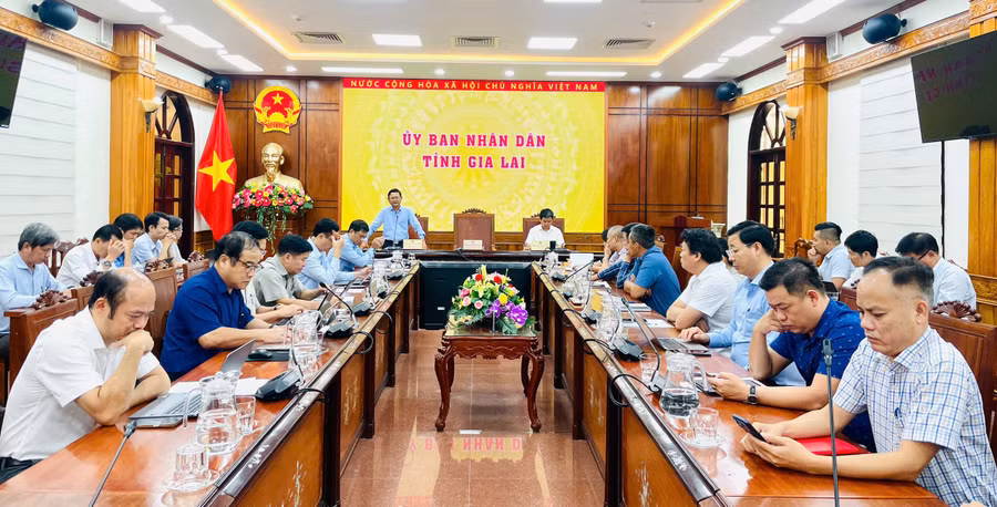 ubnd-tinh-lam-viec-voi-chu-dau-tu-cac-khu-cum-cong-nghiep-ve-cong-tac-thu-hut-nha-dau-tu-thu-cap.jpg