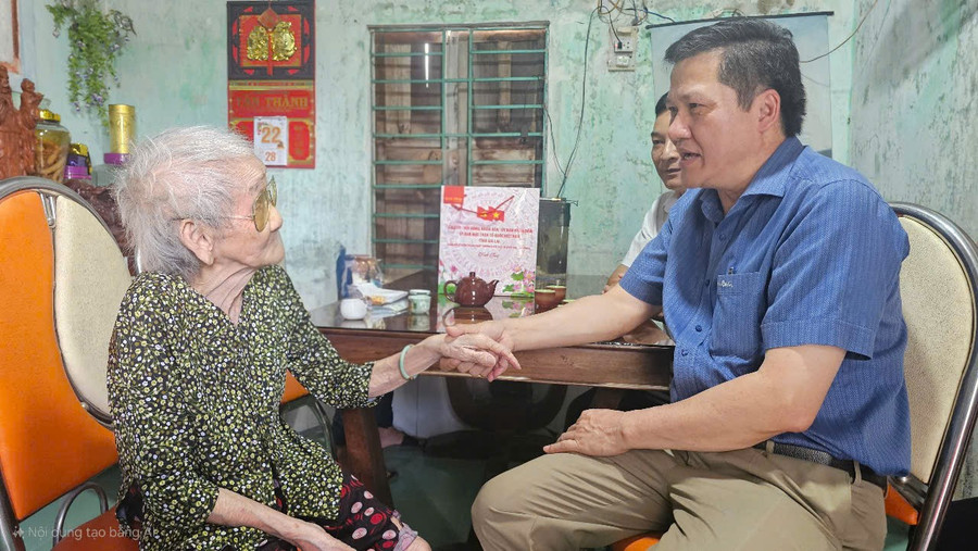 Phó Chủ tịch Thường trực HĐND tỉnh Trương Văn Đạt thăm, tặng quà bà Hồ Thị Nga (đối tượng địch bắt tù đày, ở xã Tuy Phước Tây). Ảnh: Đức Hải 23-7.jpg
