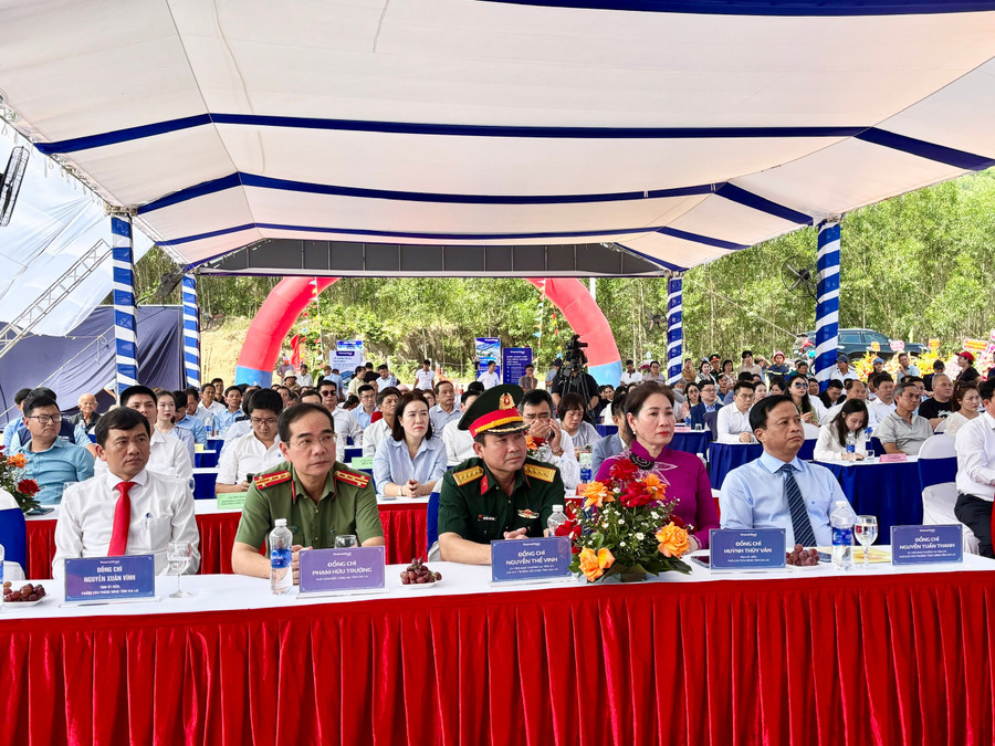 ប្រតិភូចូលរួមពិធីបើកការដ្ឋានសាងសង់។ រូបថត៖ ឌឹក ហាយ 19-6.jpg