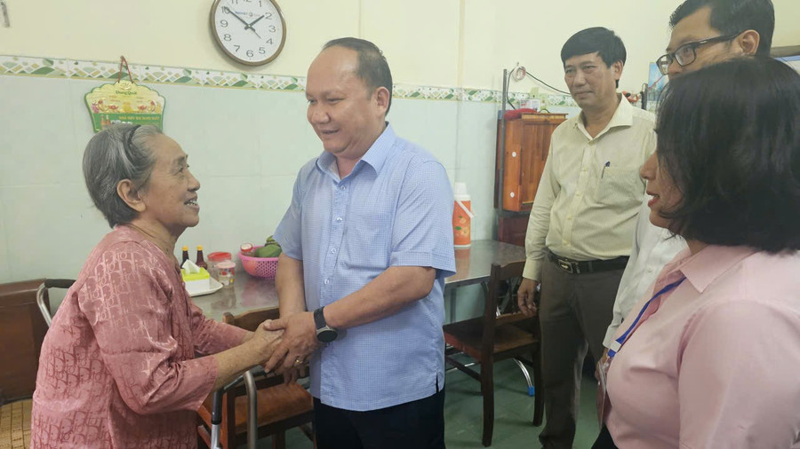 Phó Bí thư Thường trực Tỉnh ủy Rah Lan Chung (thứ 2 từ trái sang) ân cần hỏi thăm sức khỏe người có công đang điều dưỡng tại Trung tâm Chăm sóc và điều dưỡng người có công tỉnh. Ảnh: Đức Hải 24-4.jpg