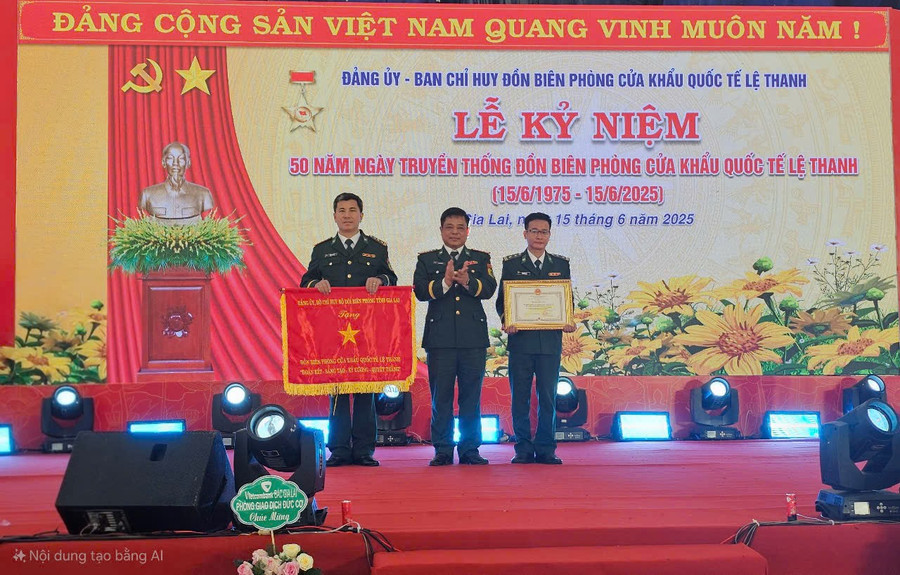 Thừa ủy quyền, Đại tá Rơ Mah Tuân-Chính ủy Bộ Chỉ huy BĐBP tỉnh Gia Lai trao tặng bằng khen của Chủ tịch UBND tỉnh Gia Lai cho Đồn Biên phòng Cửa khẩu Quốc tế Lệ Thanh. Ảnh: Đức Hải 17.jpg