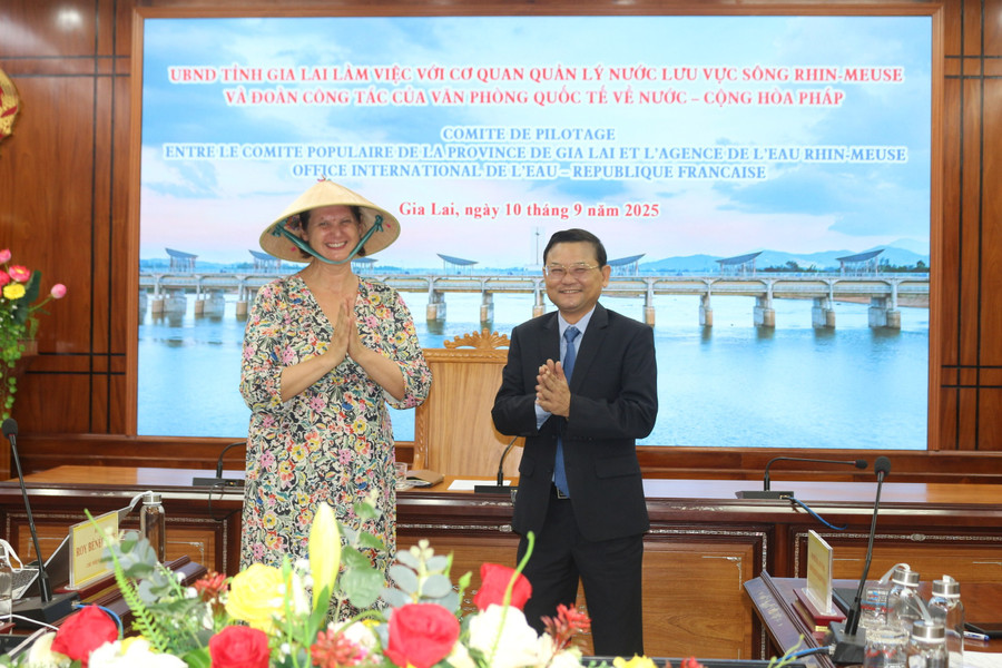 Phó Chủ tịch UBND tỉnh Nguyễn Tự Công Hoàng tặng quà lưu niệm cho bà Bénédicte ROY-Chủ nhiệm dự án Quản lý tổng hợp tài nguyên nước. Ảnh: Đức Hải a3.jpg