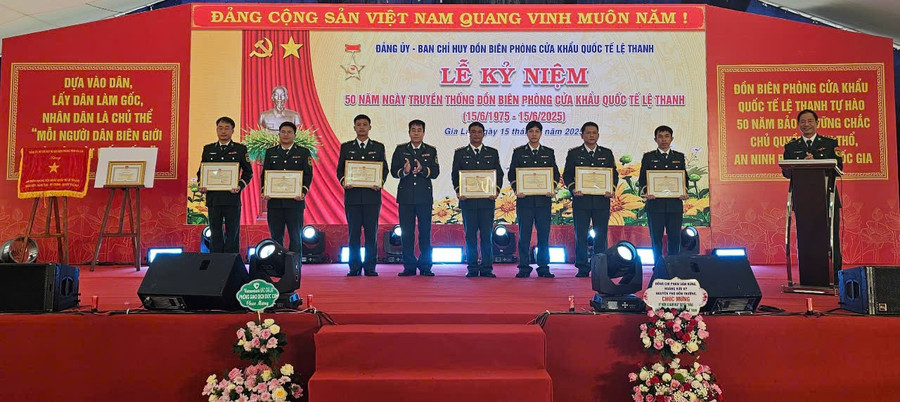 Lãnh đạo Bộ Chỉ huy BĐBP tỉnh Gia Lai trao tặng giấy khen cho các tập thể, 10 cá nhân của Đồn Biên phòng Cửa khẩu Quốc tế Lệ Thanh có nhiều thành tích trong xây dựng và phát triển nhân kỷ niệm 50 năm ngày thành lập (1975-2025). Ảnh: Đức Hải 18.jpg