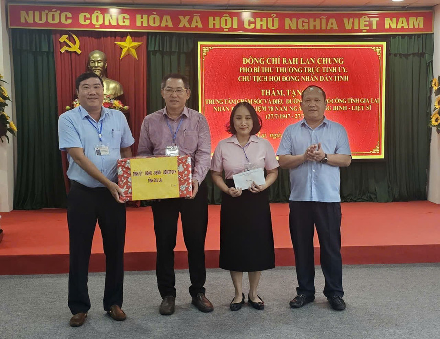 Phó Bí thư Thường trực Tỉnh ủy, Chủ tịch HĐND tỉnh Rah Lan Chung (bìa phải) tặng quà Trung tâm Chăm sóc và điều dưỡng người có công tỉnh. Ảnh: Đức Hải pho-bi-thu-thuong-truc-tinh-uy-chu-tich-hdnd-tinh-rah-lan-chung-tham-tang-qua-tai-trung-tam-cham-soc-va-dieu-duong-nguoi-co-cong.jpg