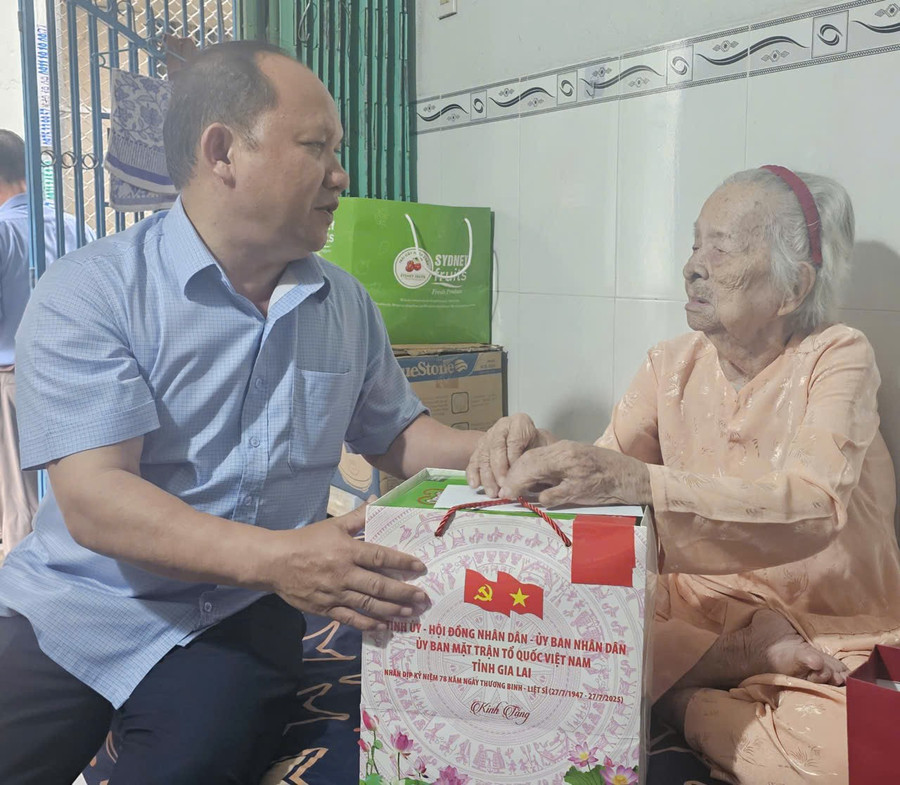 Phó Bí thư Thường trực Tỉnh ủy, Chủ tịch HĐND tỉnh Rah Lan Chung thăm, tặng quà Mẹ Việt Nam Anh hùng Lê Thị Cam (phường Quy Nhơn). Ảnh: Đức Hải pho-bi-thu-thuong-truc-tinh-uy-chu-tich-hdnd-tinh-rah-lan-chung-tham-tang-qua-me-viet-nam-anh-hung-le-thi-cam-o-phuong-quy-nhon.jpg