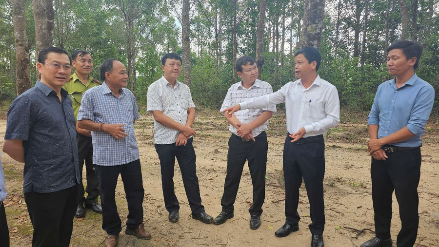 Phó Chủ tịch UBND tỉnh Nguyễn Hữu Quế kiểm tra, chỉ đạo đẩy nhanh tiến độ thực hiện công trình. Ảnh: Đức Hải h23.jpg